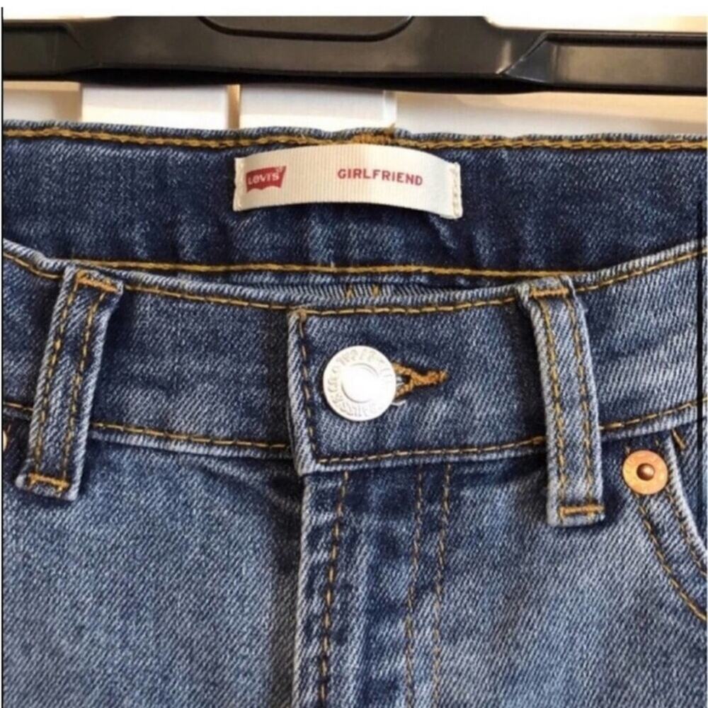 LIKE NEW Levi's Girlfriend Jeans - Gemini Medium Wash - Picture 4 of 9